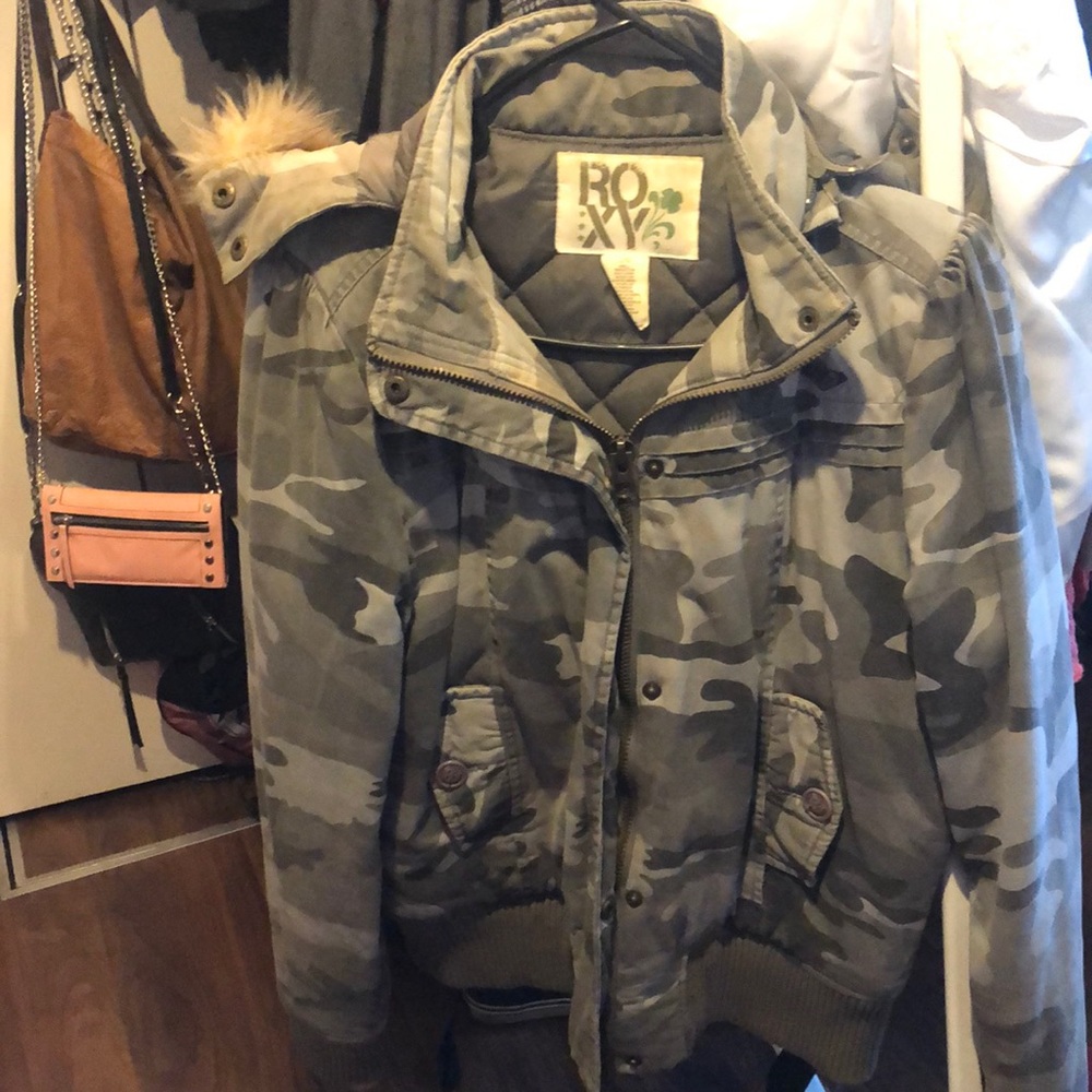 Women’s Roxy Camo winter coat! So cute with fur hoodie size L barely worn